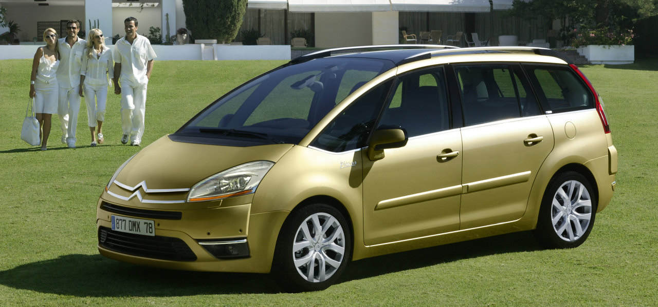 Avec cette couleur de carrosserie, la Citron C4-Picasso parat tout de suite moins fade et beaucoup plus russie.<br>
L'avant parat ramasse, rduit pour laisser la plus grande visibilit possible aux occupants (d'o ce concept de <b>visiospace</b> selon Citron).